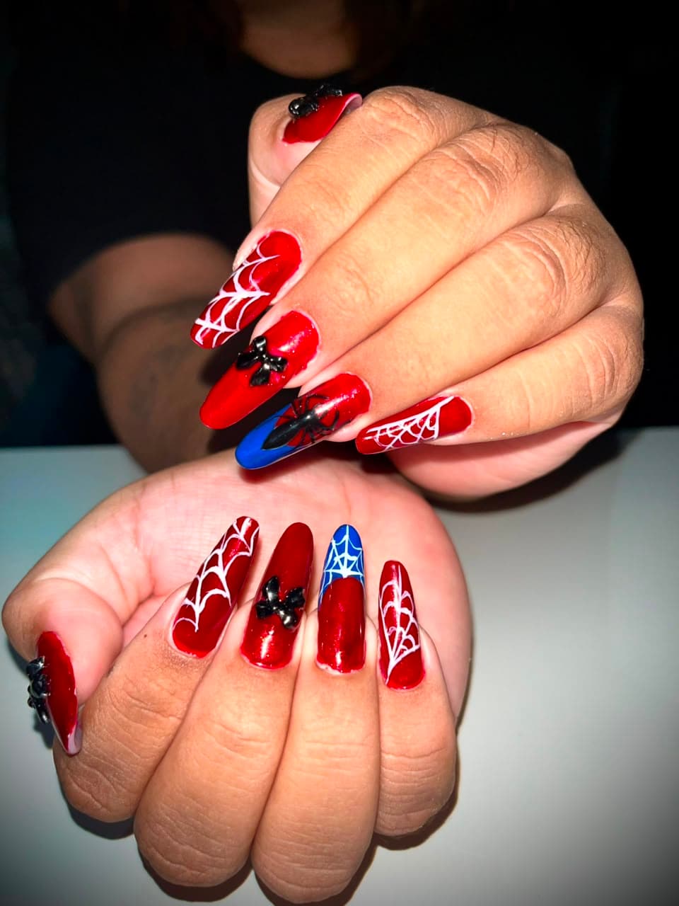 Unhas amendoadas e nail art à mão livre